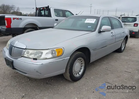 2000 Lincoln Town Car Executive z USA, uszkodzony, nr VIN 1LNHM81W9YY908528